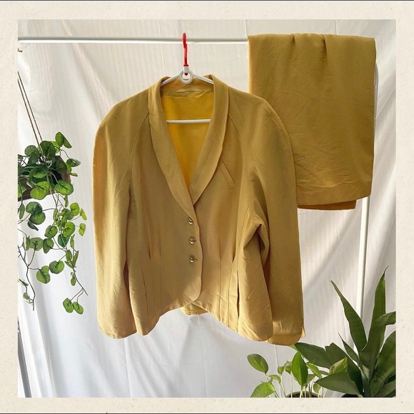 ❌❌sold❌❌German designed Vintage Pastel Yellow. Blazer Skirt Co-Ord Set. - Picture 2 of 6